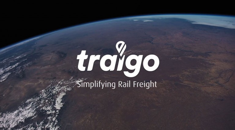 Logo von traigo vor Ausschnitt der Weltkugel