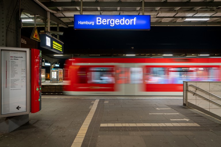 Bahnsteig in Hamburg Bergedorf. Ein S-Bahnzug fährt ein.