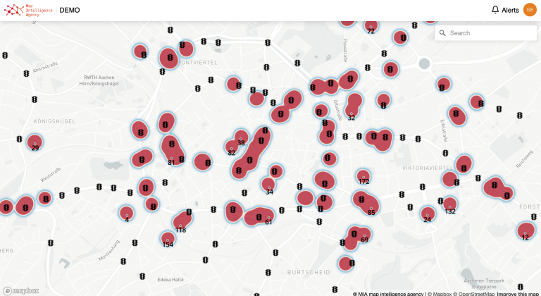 Grafik eines Stadtplans mit Ampeln. In roten Waben wird der zähfließende Verkehr dargestellt.