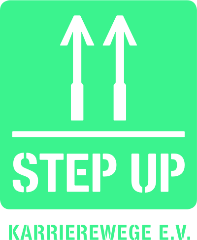 Das Logo des Unternehmens zeigt zwei Pfeile, die nach oben zeigen, sowie den Schriftzug „Step up“.