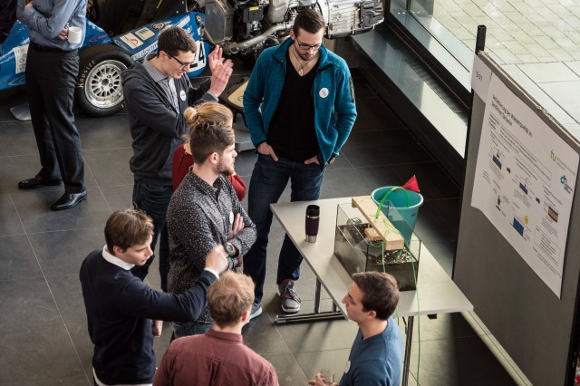 Teilnehmende der Ingenieure ohne Grenzen Challenge 2017/18 im Gespräch vor einem prototypischen Lösungskonzept zum Thema Wasserqualität im ländlichen Tansania