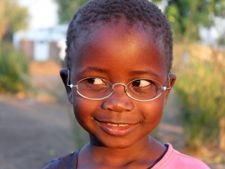 Mädchen in Malawi mit EinDollarBrille