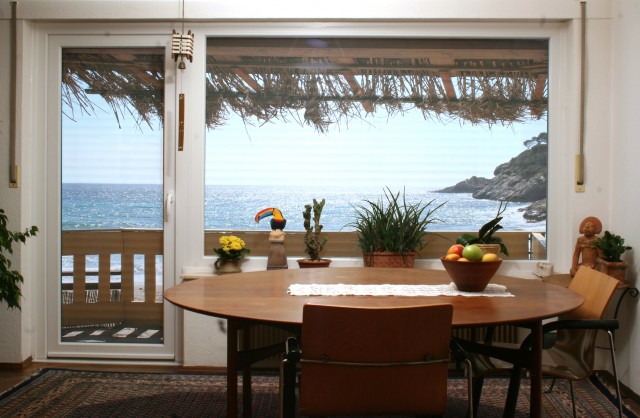 Innen-Ansicht eines Rolladens mit aufgeklebten Bild