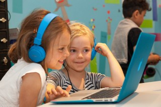 Unterstützt von erfahrenen Trainern erkunden Kinder in der Digitalwerkstatt unter anderem ihre erste Programmiersprache.