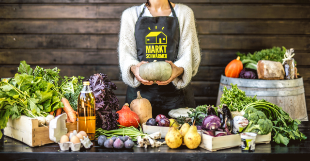 Ein lokaler Popup-Markt, die so genannte Schwärmerei, bei der Menschen aus der Nachbarschaft ihre Bestellungen abholen und die Erzeuger persönlich treffen.