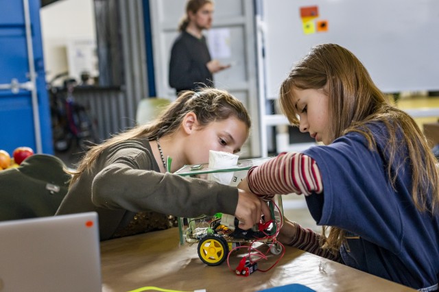 Herbstcamp (7.-10. Klasse) – Mädchen tüfteln an ihrem Prototypen